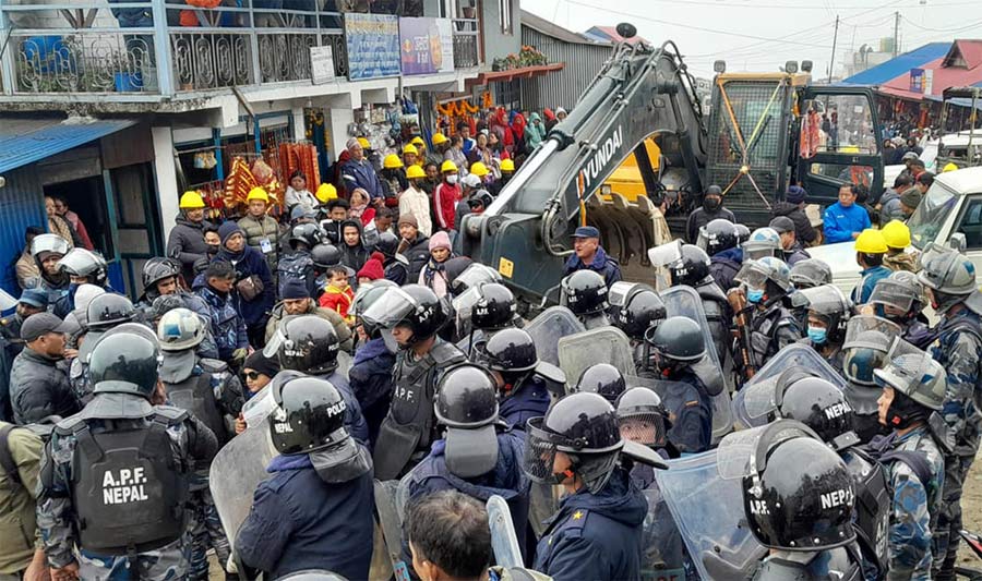 ताप्लेजुङको पाथीभरा क्षेत्रमा  प्रहरी र आन्दोलनकारीबीच झडप हुँदा पाँच जना घाइते