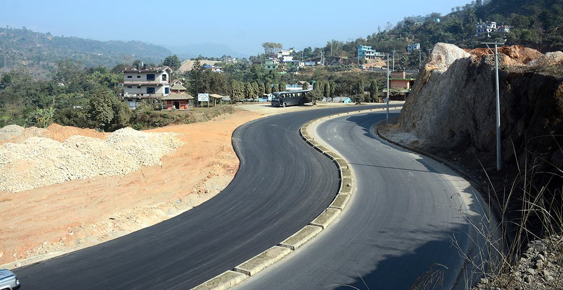 मुग्लिन पोखरा सडकः पूर्वी खण्डको कालोपत्र सकिएपछि खुसियाली
