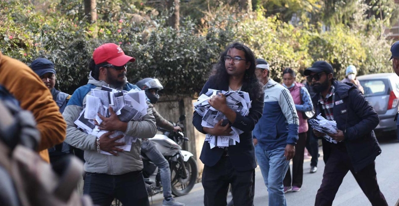 गृहमन्त्रीलाई कारबाहीको माग गर्दै अभियन्ताले बुझाए दुई बोरा नागरिकताको फोटोकपि