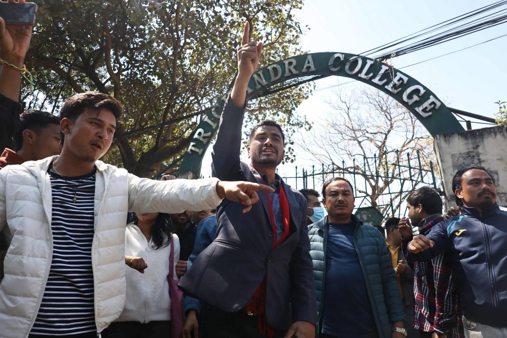 त्रिचन्द्र कलेजमा नेविसंघका बागी उम्मेदवारले लगाए ताला, विरोधमा अनेरास्ववियुको प्रदर्शन