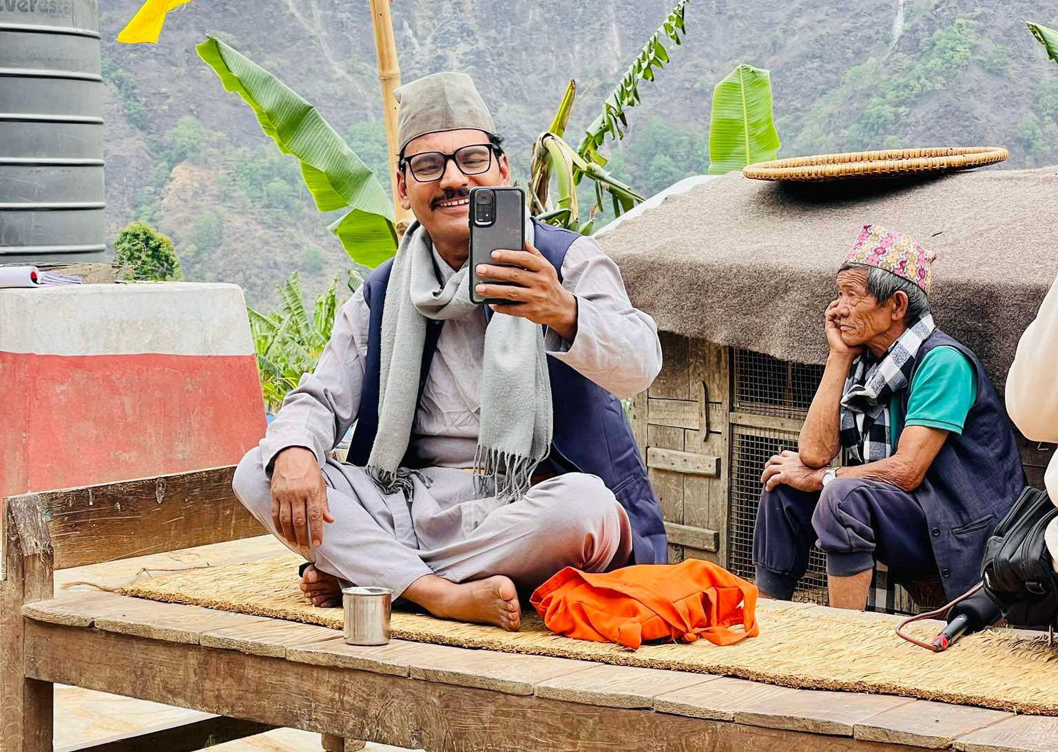माइतीघरका केदारको मोबाइल खुसी