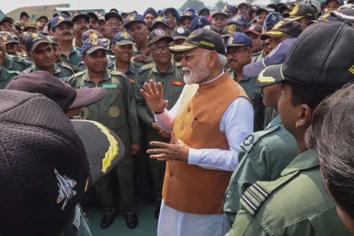 पञ्जाबको आदमपुर पुगेर मोदी दिए सैनिकहरूलाई बधाई