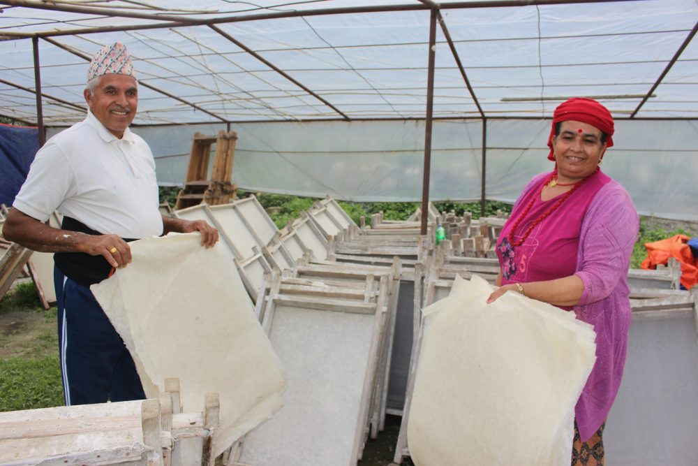 सेवा निवृत्त शिक्षकद्वारा हाते कागज उद्योग सञ्चालन