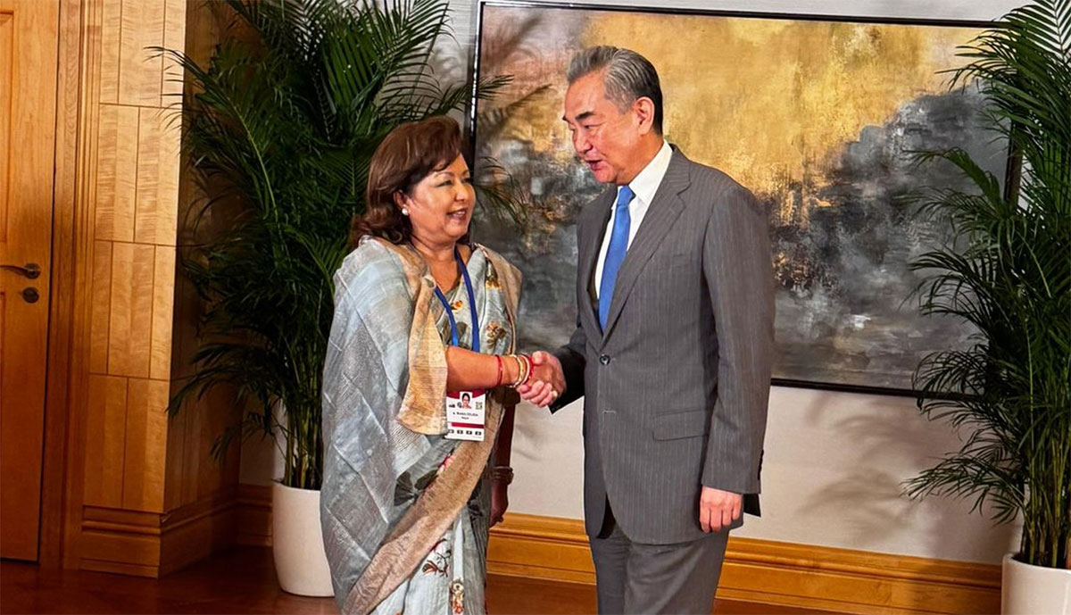 परराष्ट्रमन्त्री राणा र चिनियाँ विदेशमन्त्री यीबीच हङकङमा भेट, नेपालको विकासमा चिनियाँ लगानीबारे छलफल