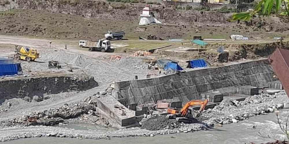 तटबन्ध निर्माण रोक्न प्रजिअलाई ज्ञापनपत्र