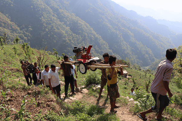 चितवनको कान्दामा दुई घण्टा बोकेर हाते ट्रयाक्टर पुर्याउँदा…