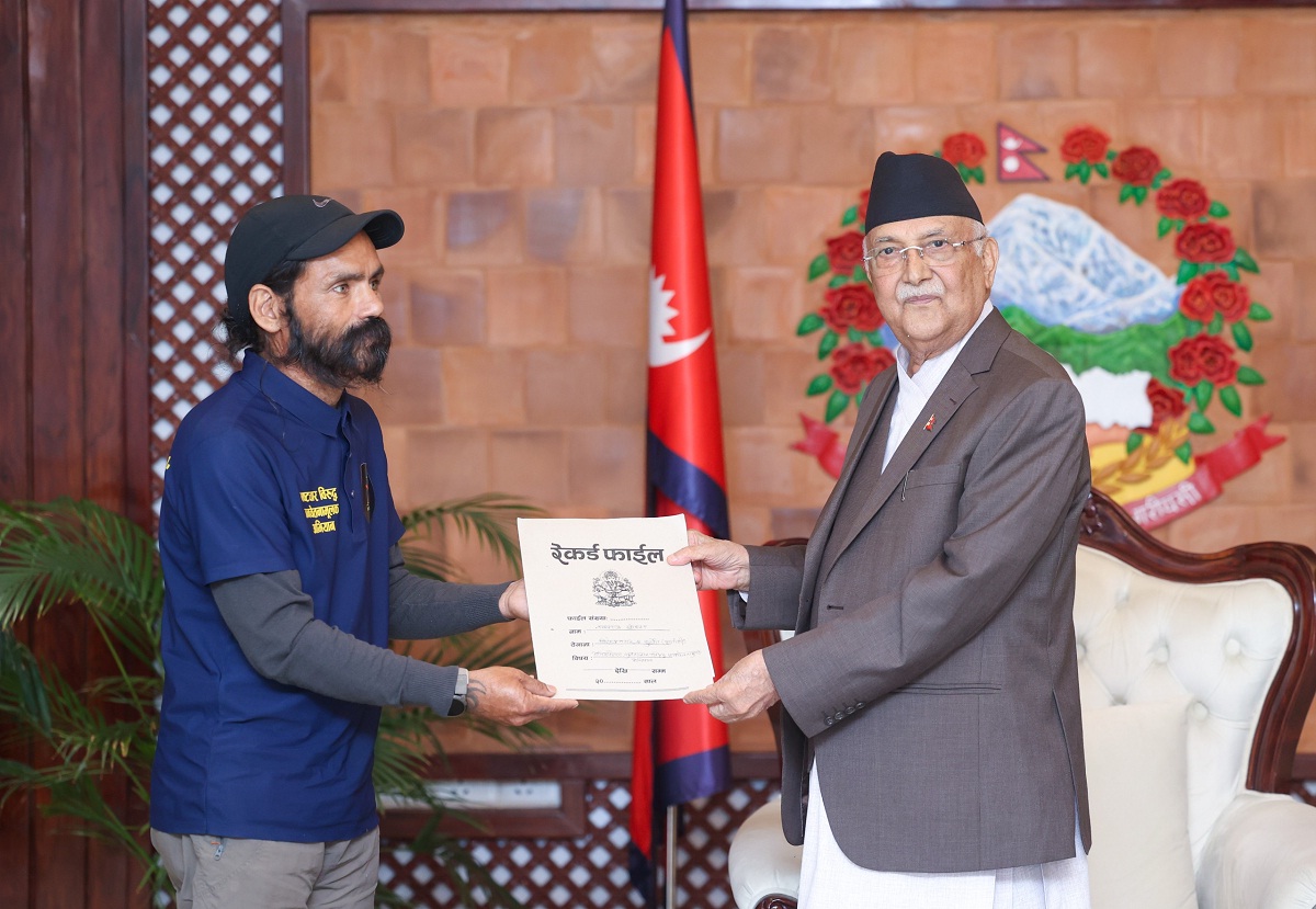 प्रधानमन्त्री ओलीसँग अभियानकर्मी बोहराको भेट