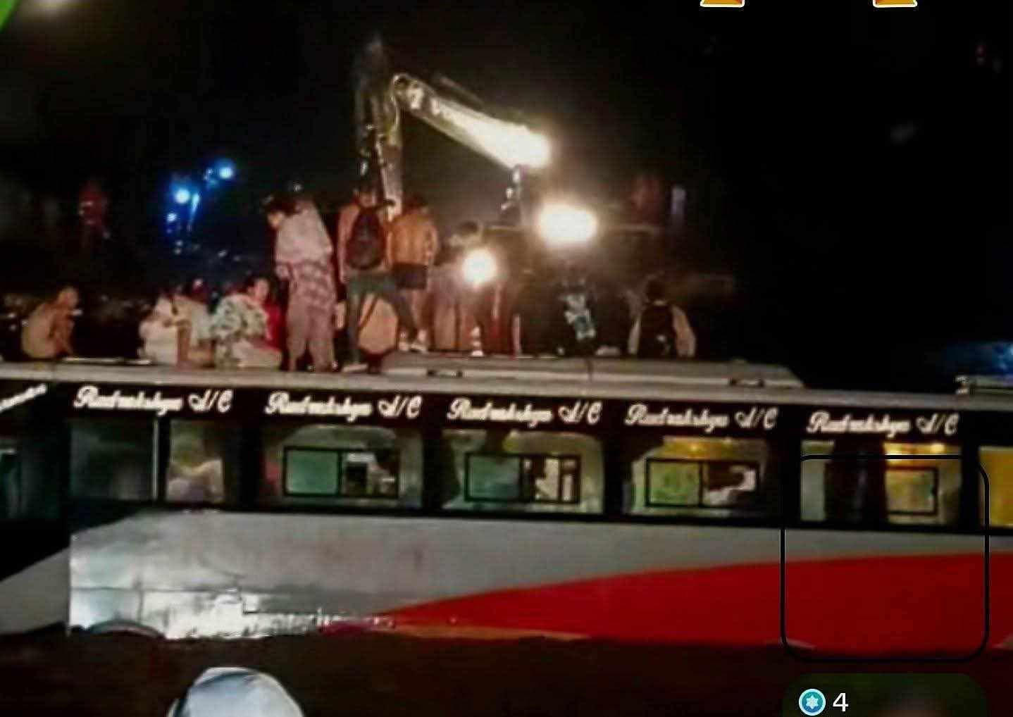 विनयी खोलामा आएको बाढीले बस बगायो, यात्रु सकुशल