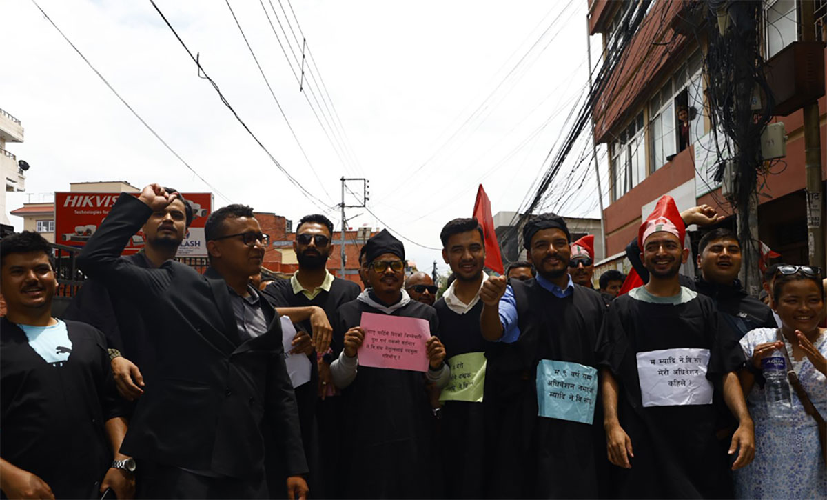 महाधिवेशनको माग गर्दै कांग्रेस पार्टी कार्यालयमा प्रदर्शनमा