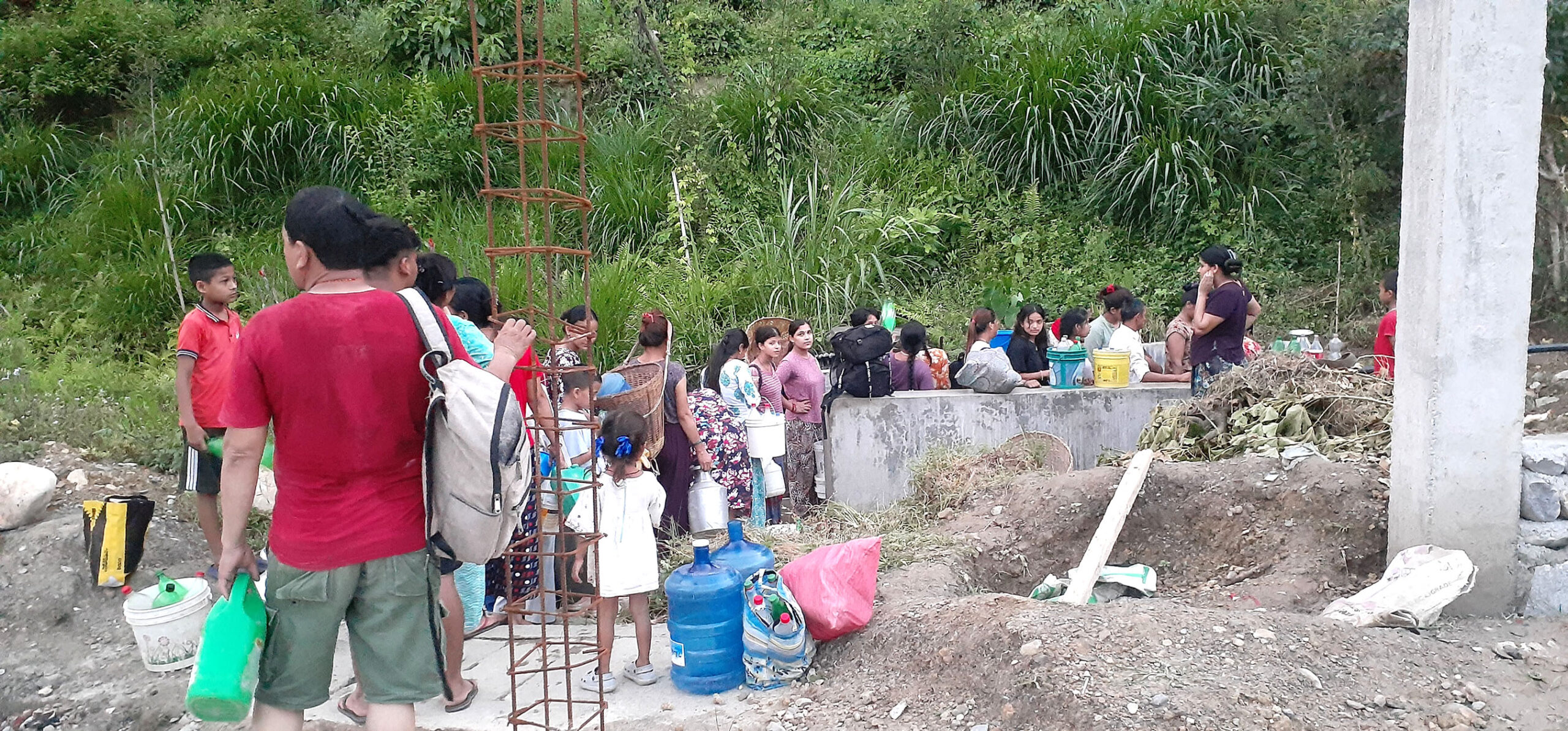 दमौलीमा पानीको हाहाकारः एक गाग्रीका लागि घन्टौँ लाइनमा बस्नुपर्ने
