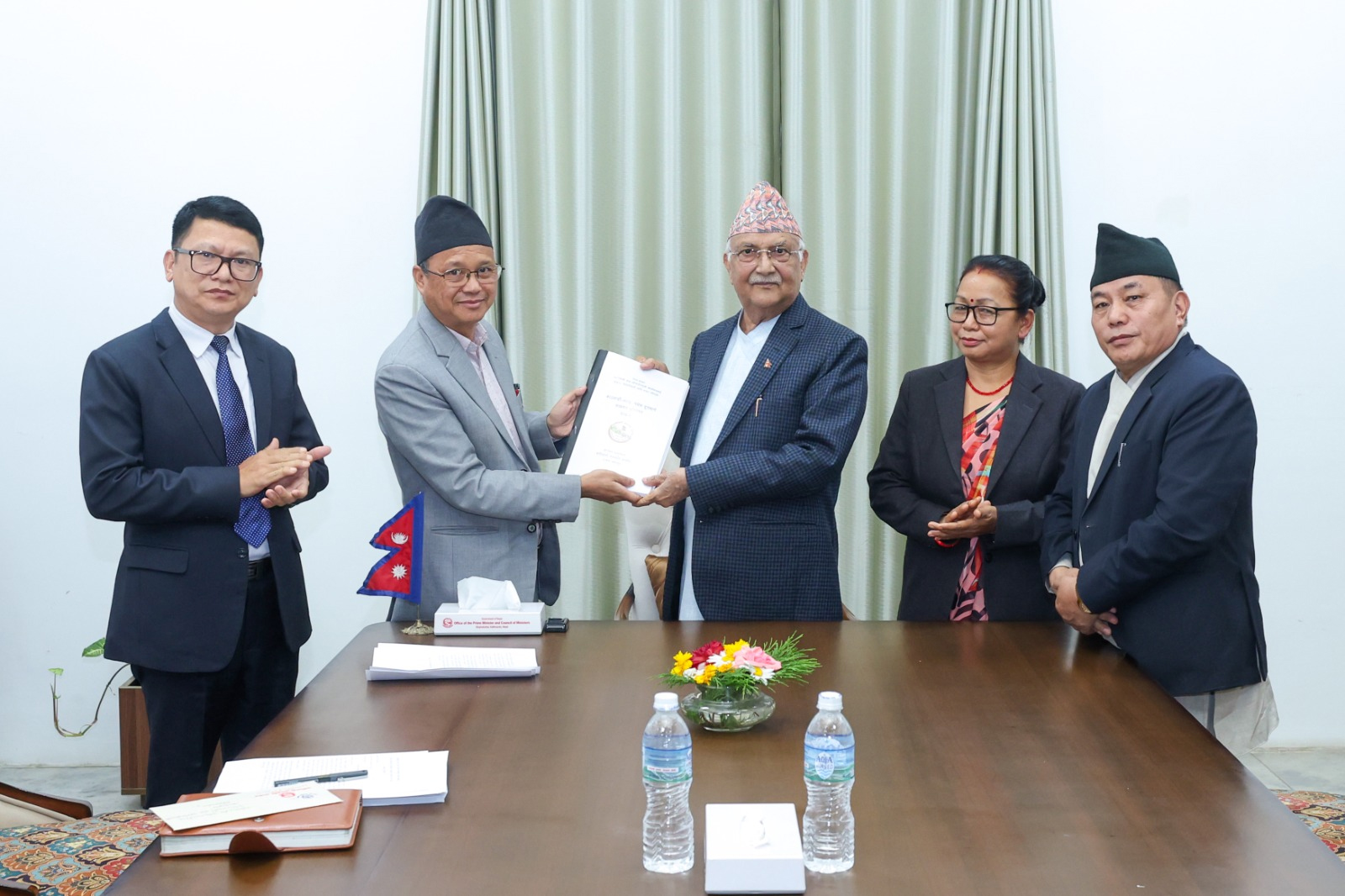 काठमाडौँ–तराई–मधेस दू्रतमार्ग सुरु डुुकुछापमा सार्न आदिवासी जनजाति आयोगको सुुझाव प्रतिवेदन हस्तान्तरण