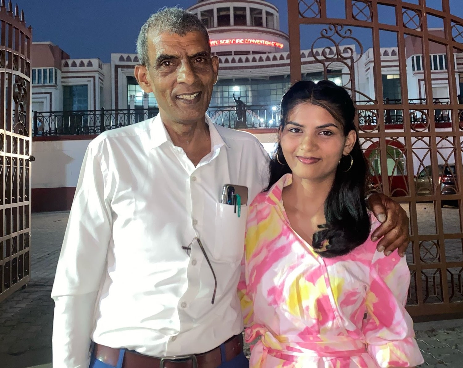 छोरीको मेहनतले बुबा सन्तरामको सपना साकार भएको क्षण