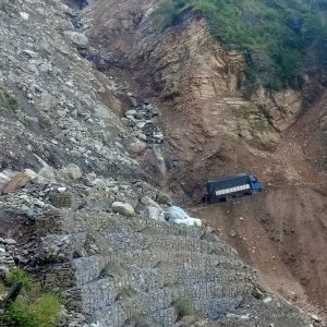 गगने खोलाको पहिरोले कर्णाली राजमार्ग अवरुद्ध