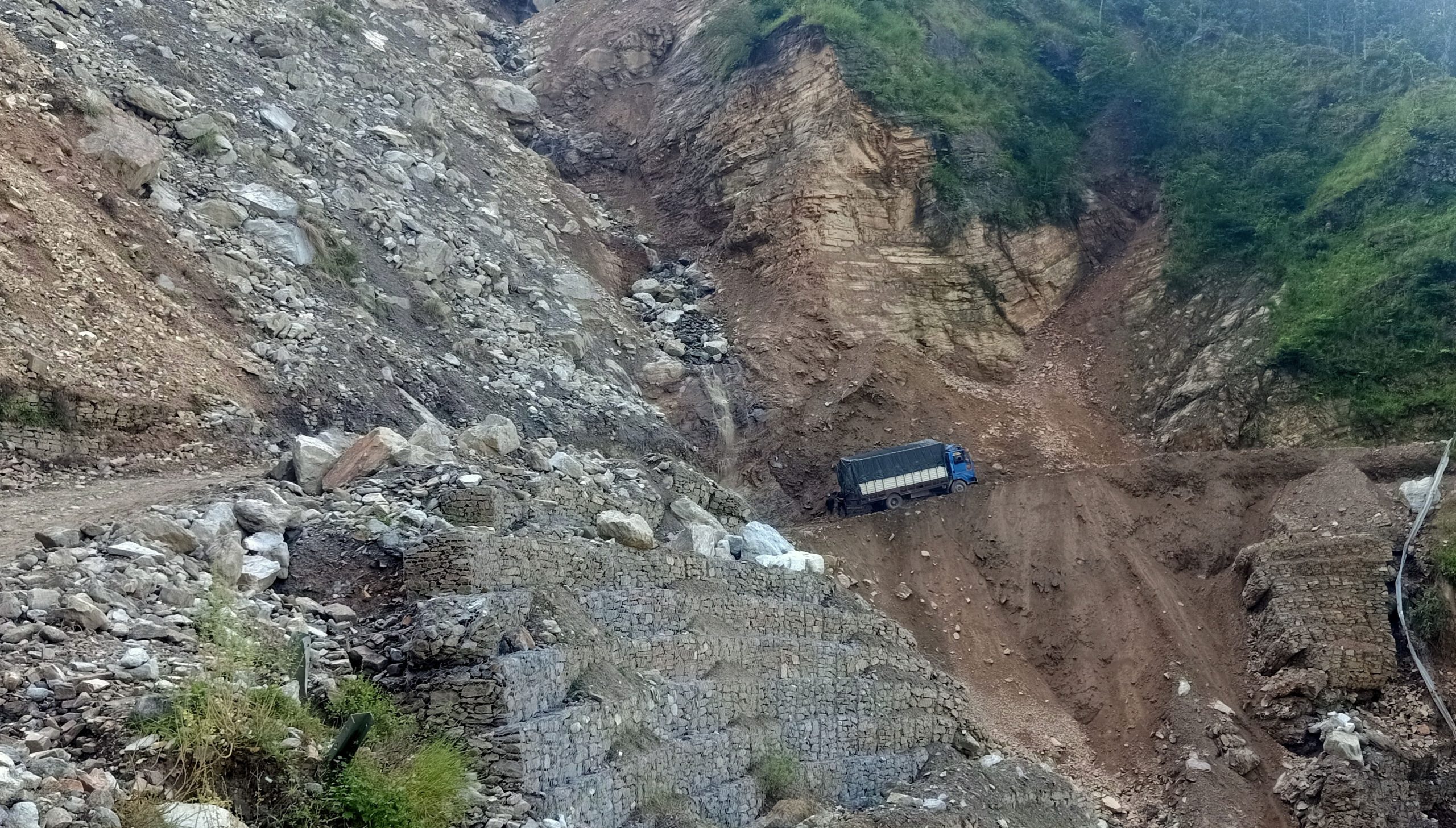 गगने खोलाको पहिरोले कर्णाली राजमार्ग अवरुद्ध