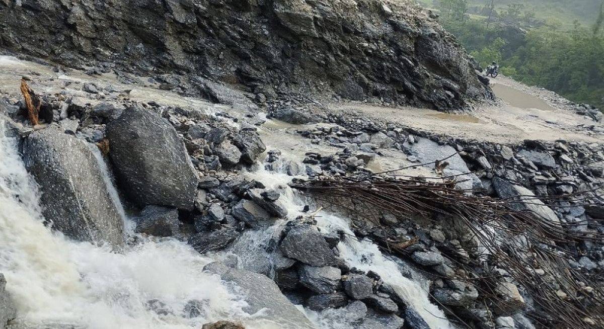 कोशी राजमार्गको भोटखोला खण्डमा बाढीले जलविद्युत् आयोजना र सडक बगायो