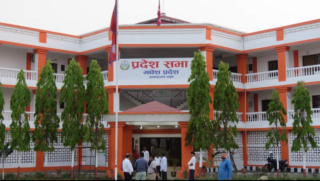 किसानलाई स्यालो ट्युबवेल वितरण गर्दै मधेस प्रदेश सरकार