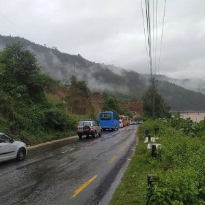नारायणगढ–मुग्लिङ सडकखण्डमा पहिरो, आवागमन ठप्प