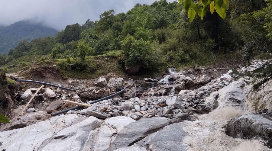 पहिरोले नेपाल–चीन सीमाको ७१ नम्बर स्तम्भ पुरियो