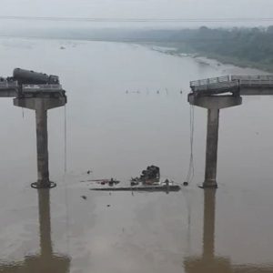 गुजरातमा पुल भाँचिदा ९ जनाको मृत्यु