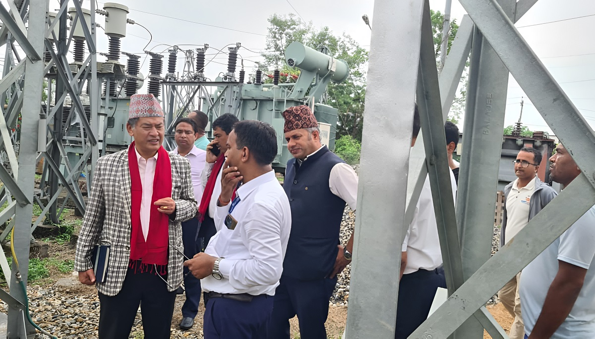 लोडसेडिङको हल्ला चलेपछि चितवन पुगे हितेन्द्रदेव