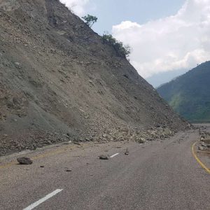 मध्यपहाडी लोकमार्गको सडक धसियो