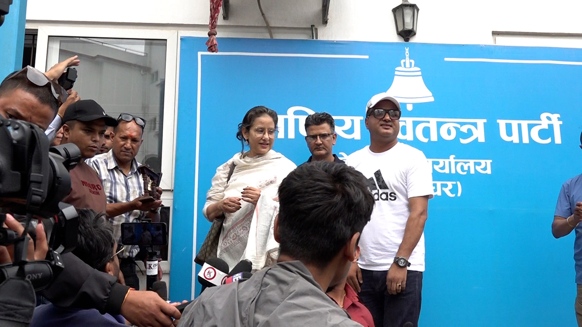 मनिषा कोइरालाद्वारा रवि लामिछानेको समर्थनमा हस्ताक्षर