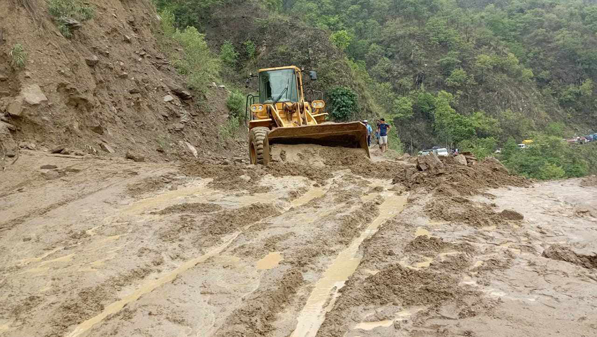 बाढी-पहिरोका कारण देशभरका मुख्य ६ राजमार्ग अवरुद्ध