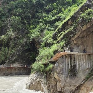 सब्बलको भरमा चट्टान फुटाएर घोरेटो बाटो निर्माण