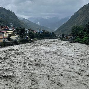 बाढीले मुस्ताङको ढी– सुर्खाङ जोड्ने पक्की पुलमा क्षति, सवारी आवागमनमा रोक