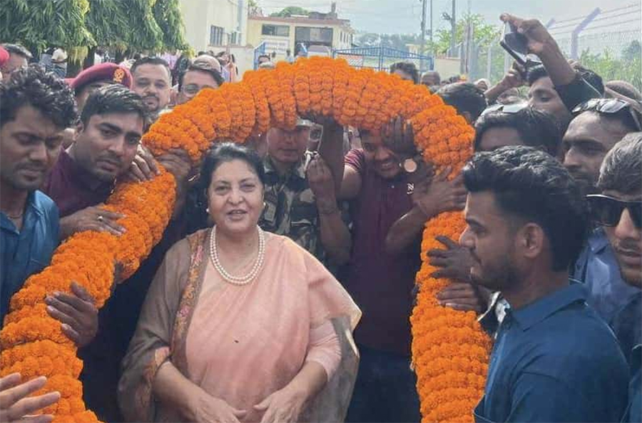 १५ किलोको मालाले विद्या भण्डारीको स्वागत