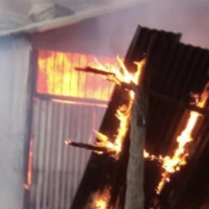 मोरङको रतुवामाईमा ग्यास सिलिन्डर पड्किँदा तीन पसल जले, करिब ८ लाखको क्षति