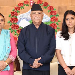 प्रधानमन्त्री ओलीसँग विपिन जोशीकी आमा पद्मा र बहिनी पुष्पाले भेटे
