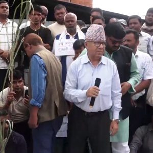 उखु किसानको धर्नास्थलमा माधव नेपालको ऐक्यबद्धता, समस्याको समाधानमा जोड