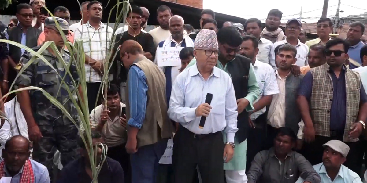 उखु किसानको धर्नास्थलमा माधव नेपालको ऐक्यबद्धता, समस्याको समाधानमा जोड