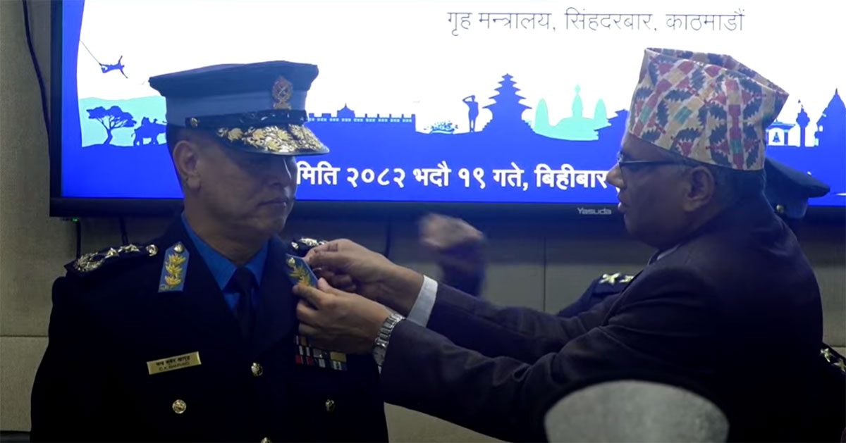नवनियुक्त आईजीपी चन्द्र कुवेर खापुङलाई दर्ज्यानी चिन्ह प्रदान