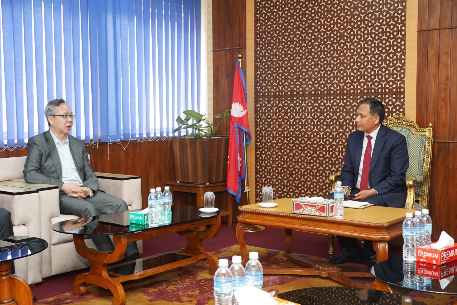 चिनियाँ राजदूतसँगको भेटमा घिसिङ : सडक, विद्युत् र आयोजना प्रगतिबारे चर्चा