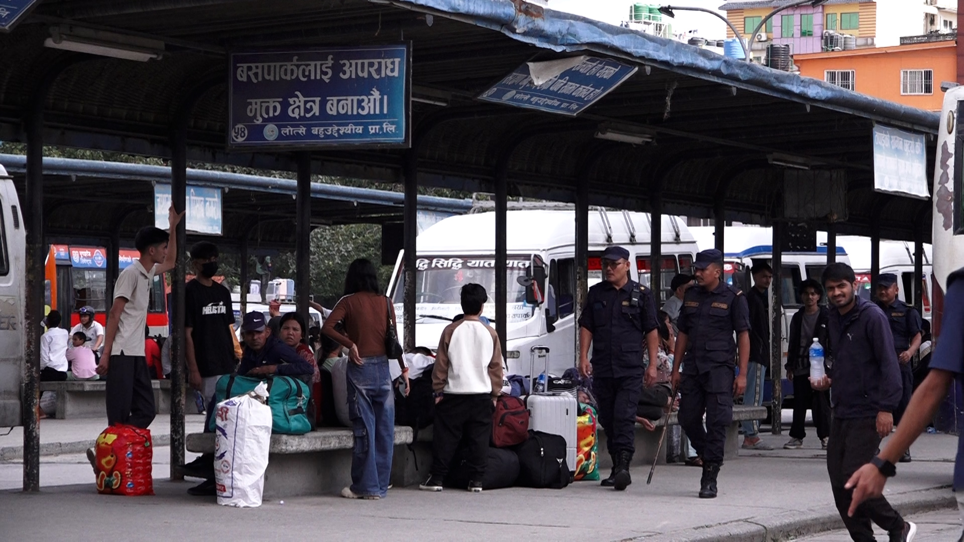 दशैंको यात्रामा उत्साह र चिन्ता एकैसाथ : लाखौं मानिस गाउँ फर्किँदै