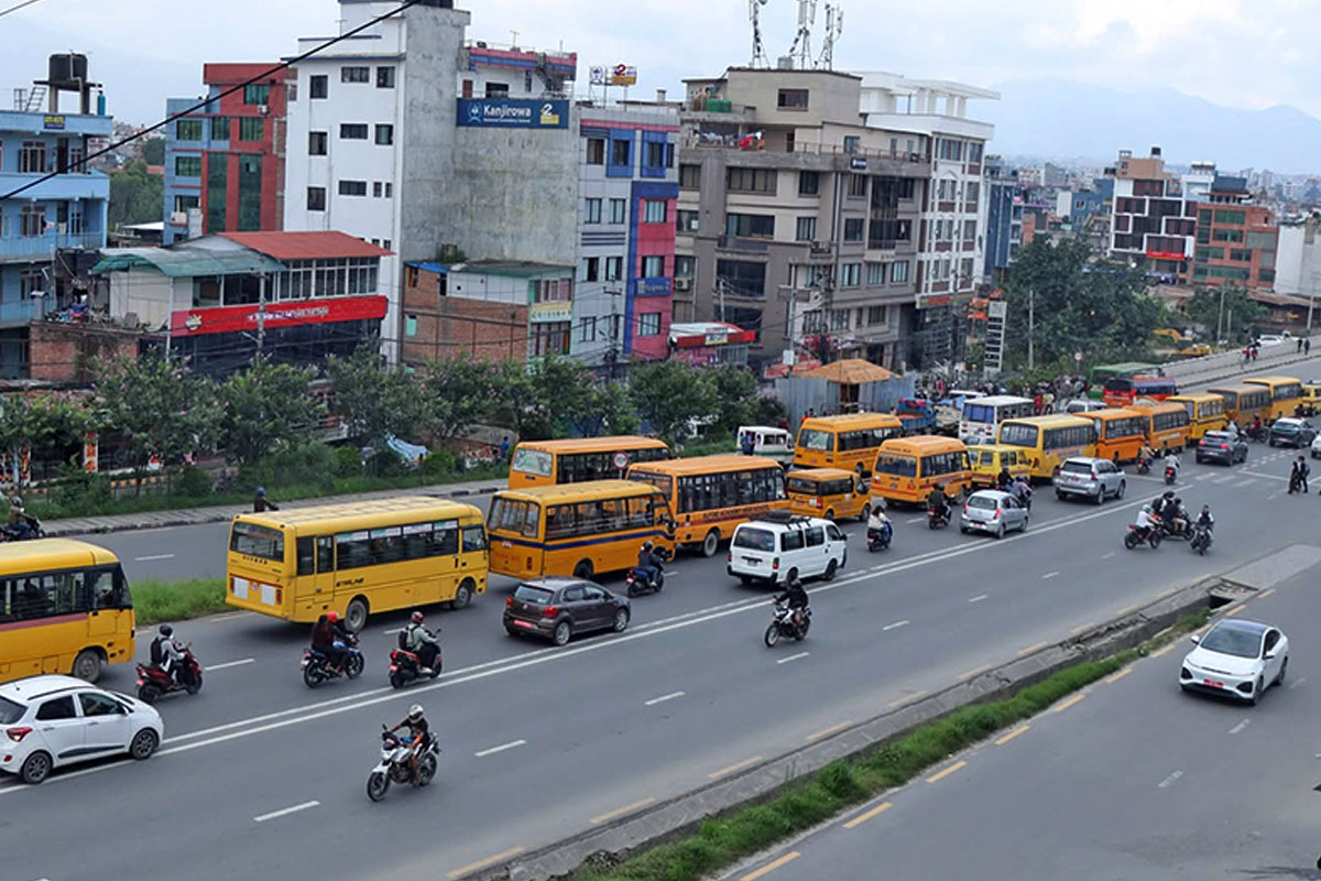 चक्रपथमा निजी विद्यालय सञ्चालकको बससहित र्‍याली