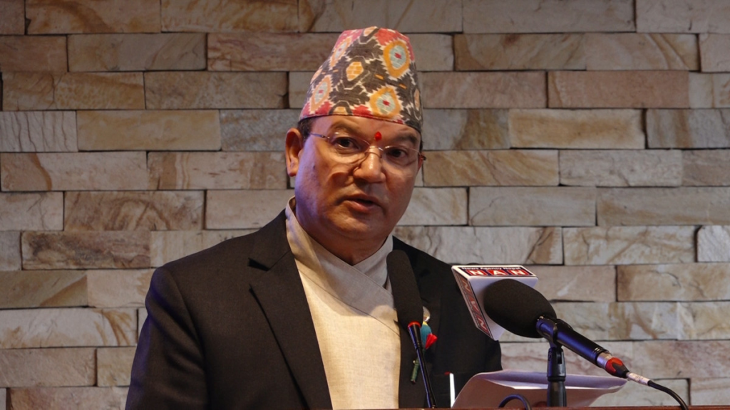 जलवायु परिवर्तन र प्रदूषणको चपेटामा नेपालका हिमाल, जीवन जोखिममा