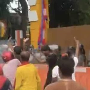मधेस मुख्यमन्त्रीको कार्यालयमा ढुंगामुढा, आन्दोलन थप आक्रामक