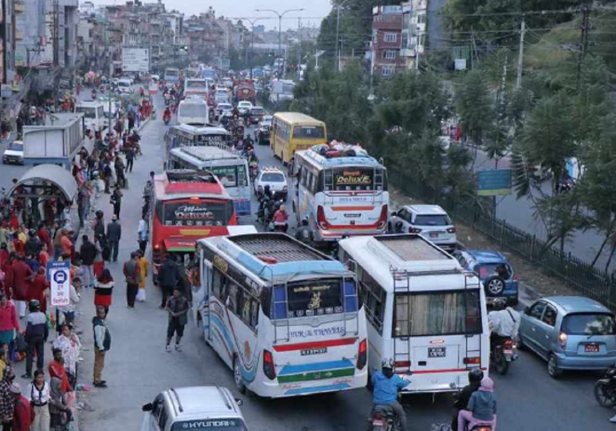 गोङ्गबु बसपार्कमा यात्रुको भीड, दैनिक १५ हजारभन्दा बढी बाहिरिँदै