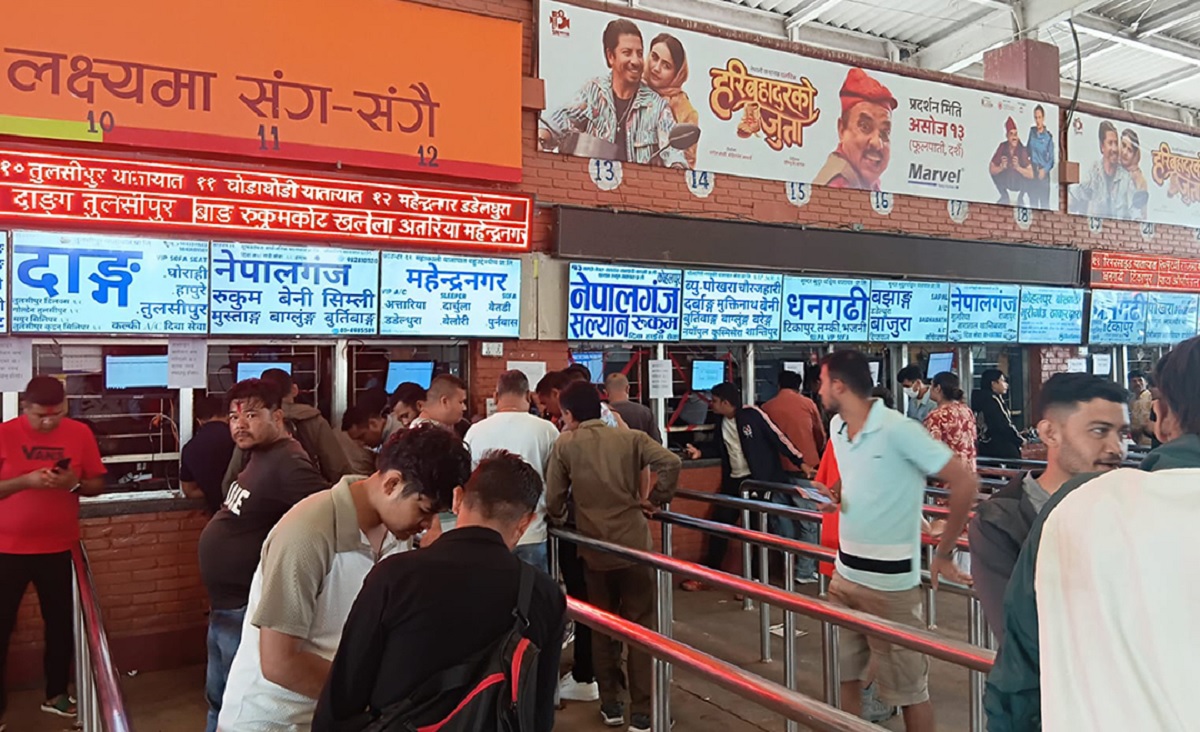 दसैँ नजिकिँदै नयाँ बसपार्कमा यात्रुको भीड बढ्यो