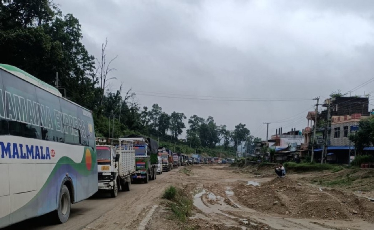 वर्षापछि सडक हिलाम्मे, दाउन्ने खण्डमा १४ घण्टादेखि यातायात ठप्प