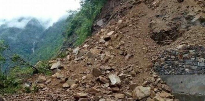 वर्षा र बाढीले देशभर १० राजमार्ग ठप्प, अरु १५८ आंशिक अवरुद्ध