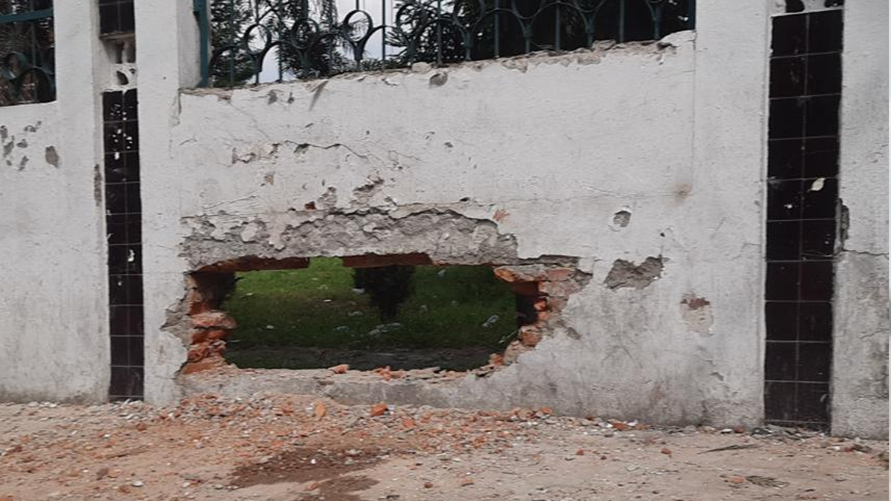 प्रदर्शनकारीले भत्काए संसद् भवनको पर्खाल