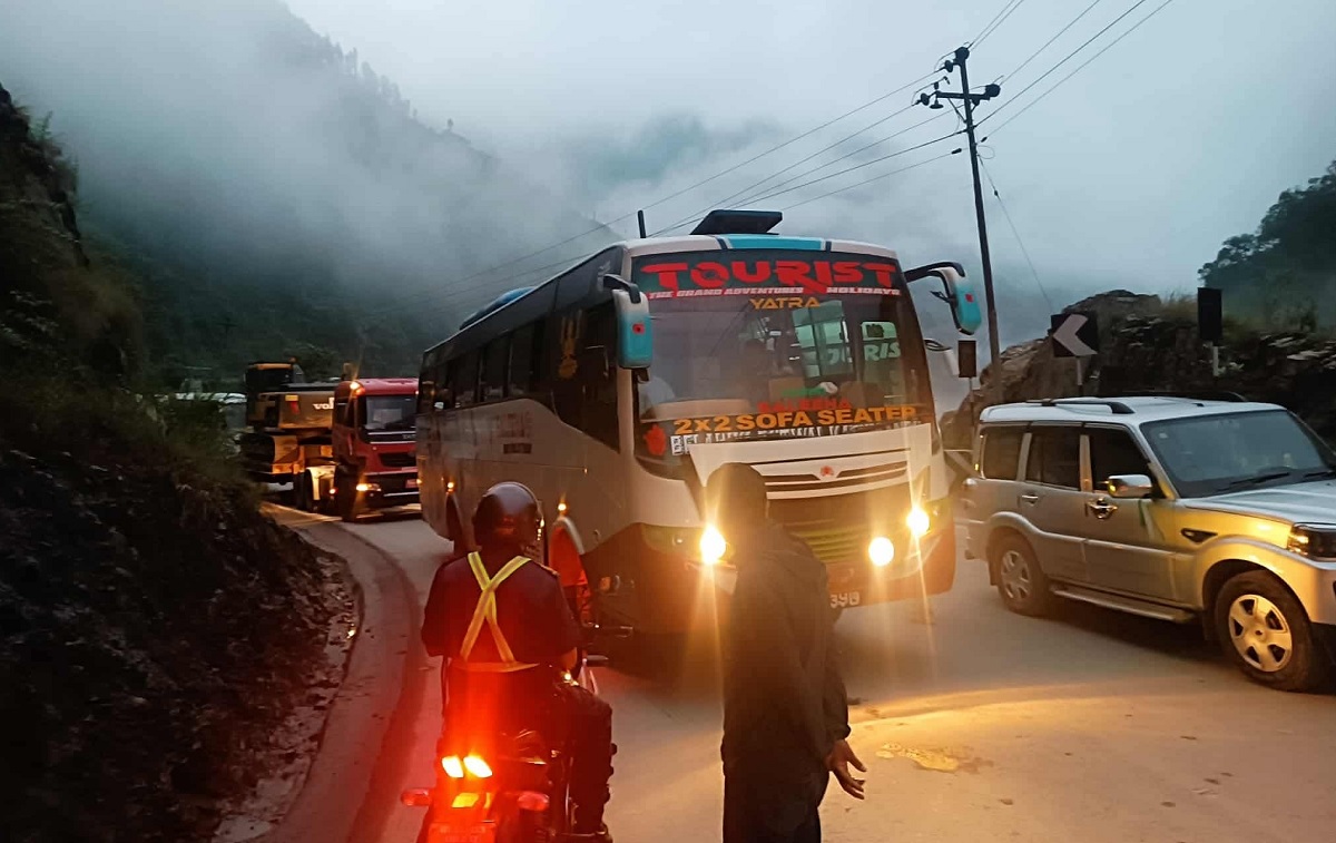 नारायणगढ–मुग्लिन सडक अवरुद्ध : सयौँ सवारीसाधन र हजारौँ यात्रु बाटैमा