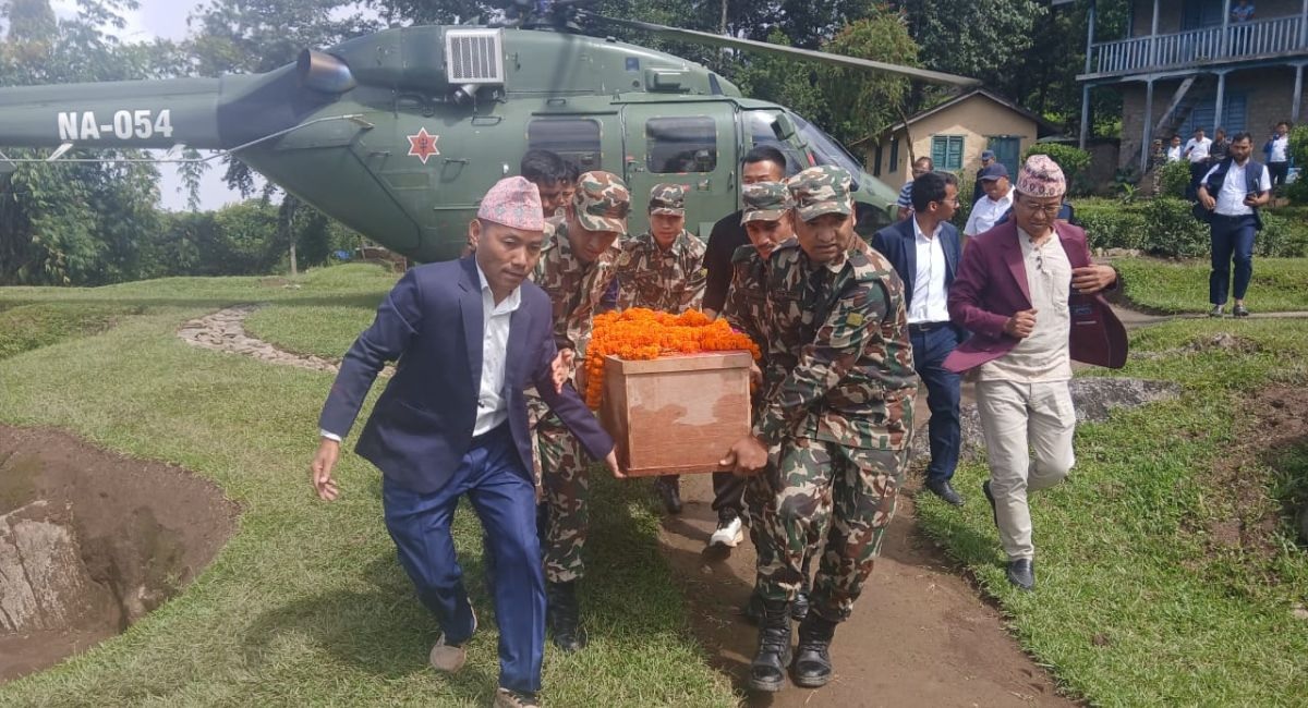 जेनजी आन्दोलनमा शहीद भएका प्रविन कुलुङको शव जिल्ला ल्याइयो, राष्ट्रिय झण्डा ओढाएर श्रद्धाञ्जली