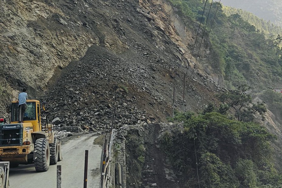 पृथ्वी राजमार्गमा पहिरो हटाइँदै, दुई दिनपछि मात्र सहज आवागमन हुने अनुमान