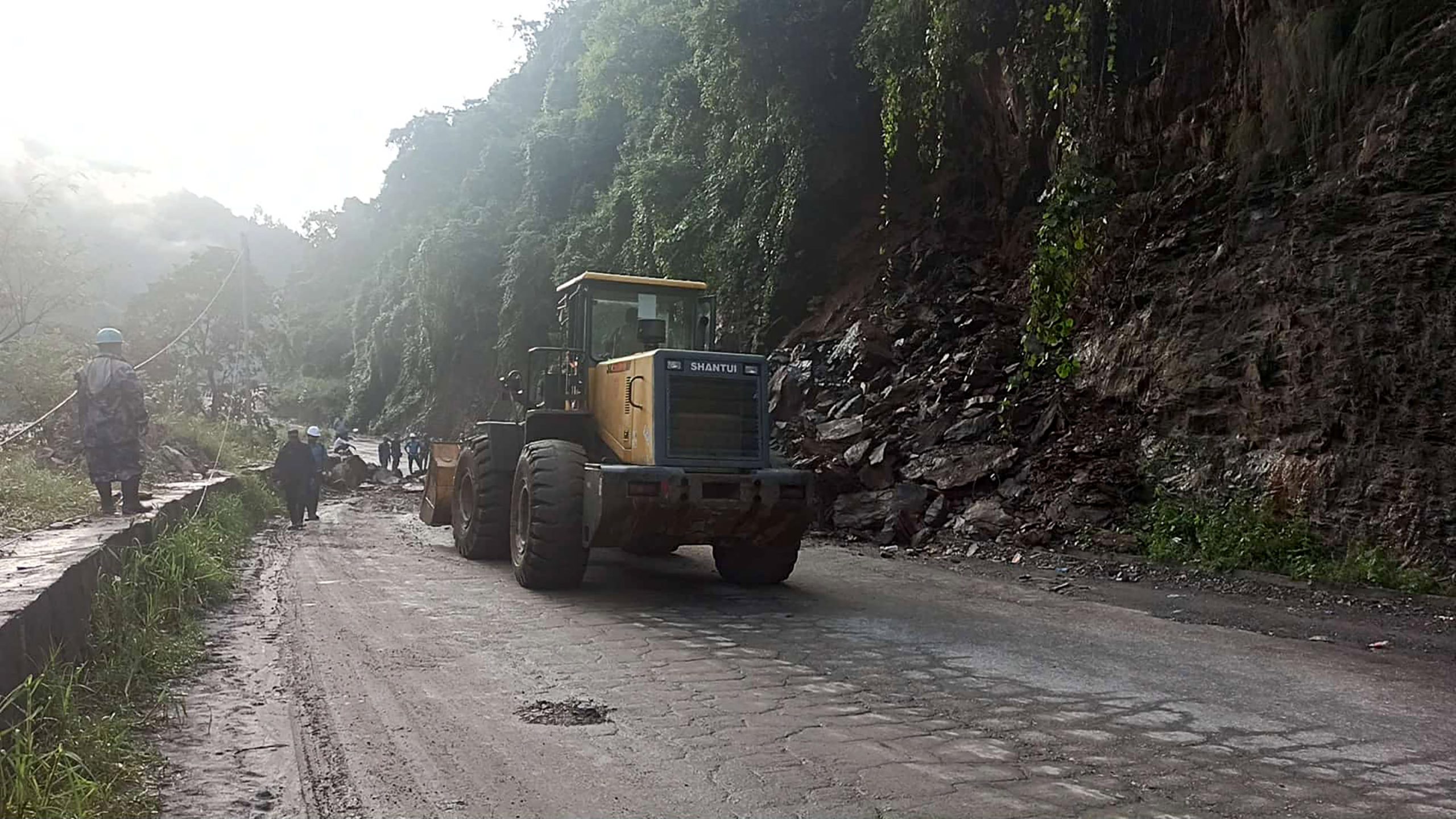 कोशी र बागमतीमा १९ ठाउँमा सडक अवरुद्ध, आवागमन ठप्प