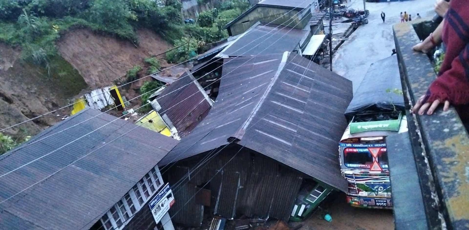 अविरल वर्षापछि इलाममा बाढीपहिरो: १८ जनाको मृत्यु